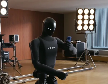 Robotul Xiaomi folosește un smartphone pentru a realiza fotografii cu precizie.