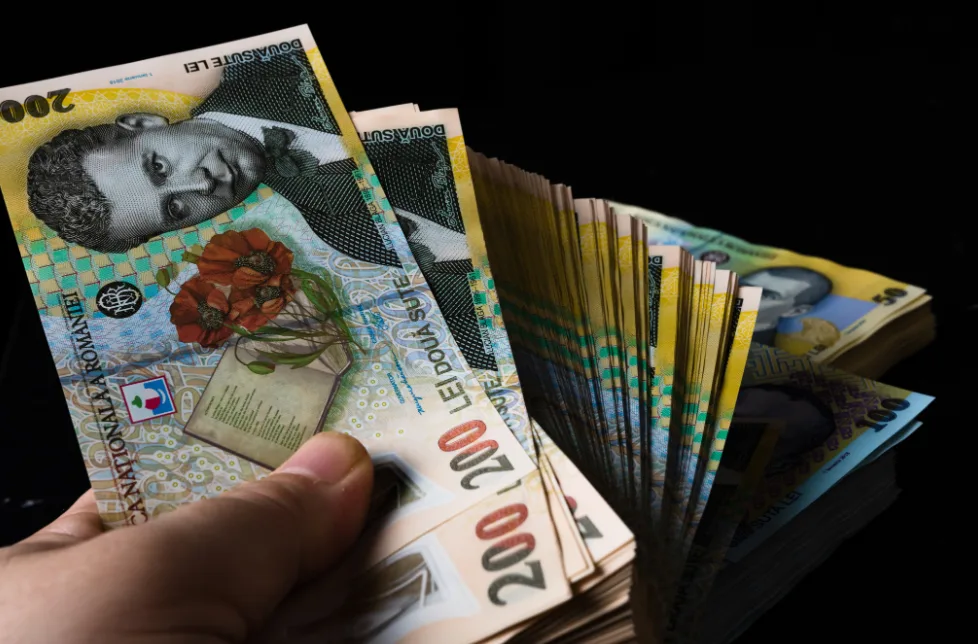 Bancnote românești de 200 lei, evidențiind diversitatea valorilor monetare.