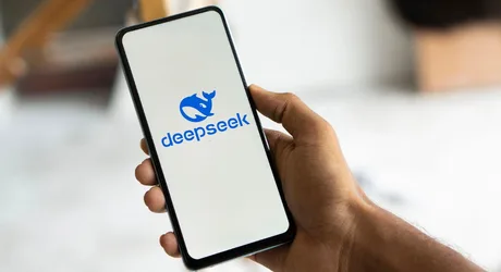 Logo-ul DeepSeek V4 pe un telefon mobil, simbolizând inovația în AI.