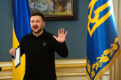 Zelenski discută cu emisarii lui Trump în birou, steaguri în fundal.