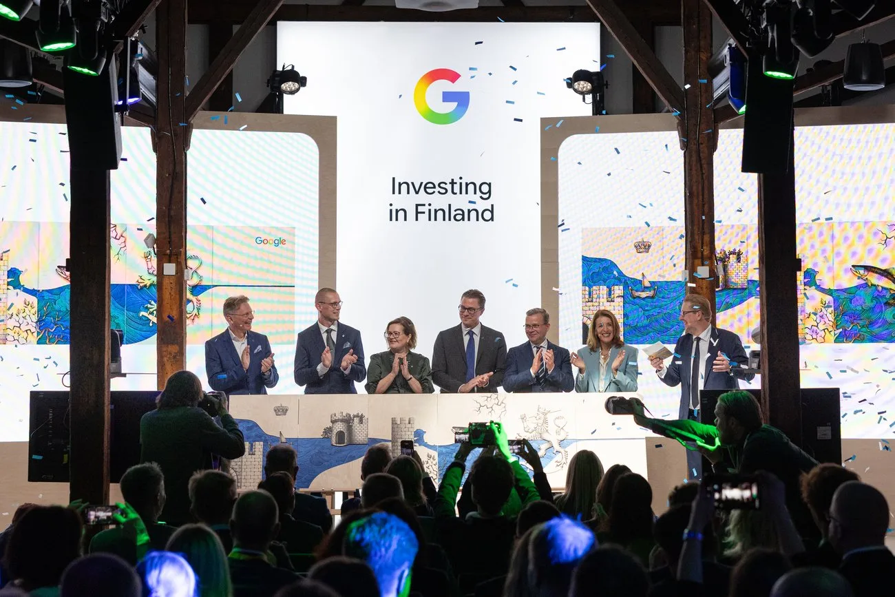 Eveniment de anunțare a investiției Google în Finlanda, cu participanți la ceremonie.