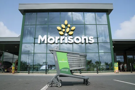 Cărucior inteligent Caper la intrarea unui supermarket Morrisons din Marea Britanie.