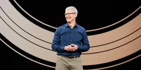 Tim Cook zâmbind pe scenă, exprimând încredere în Nike și în viitorul companiei.