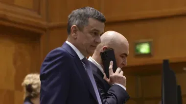 Ilie Bolojan și Raluca Turcan discutând în Parlament.