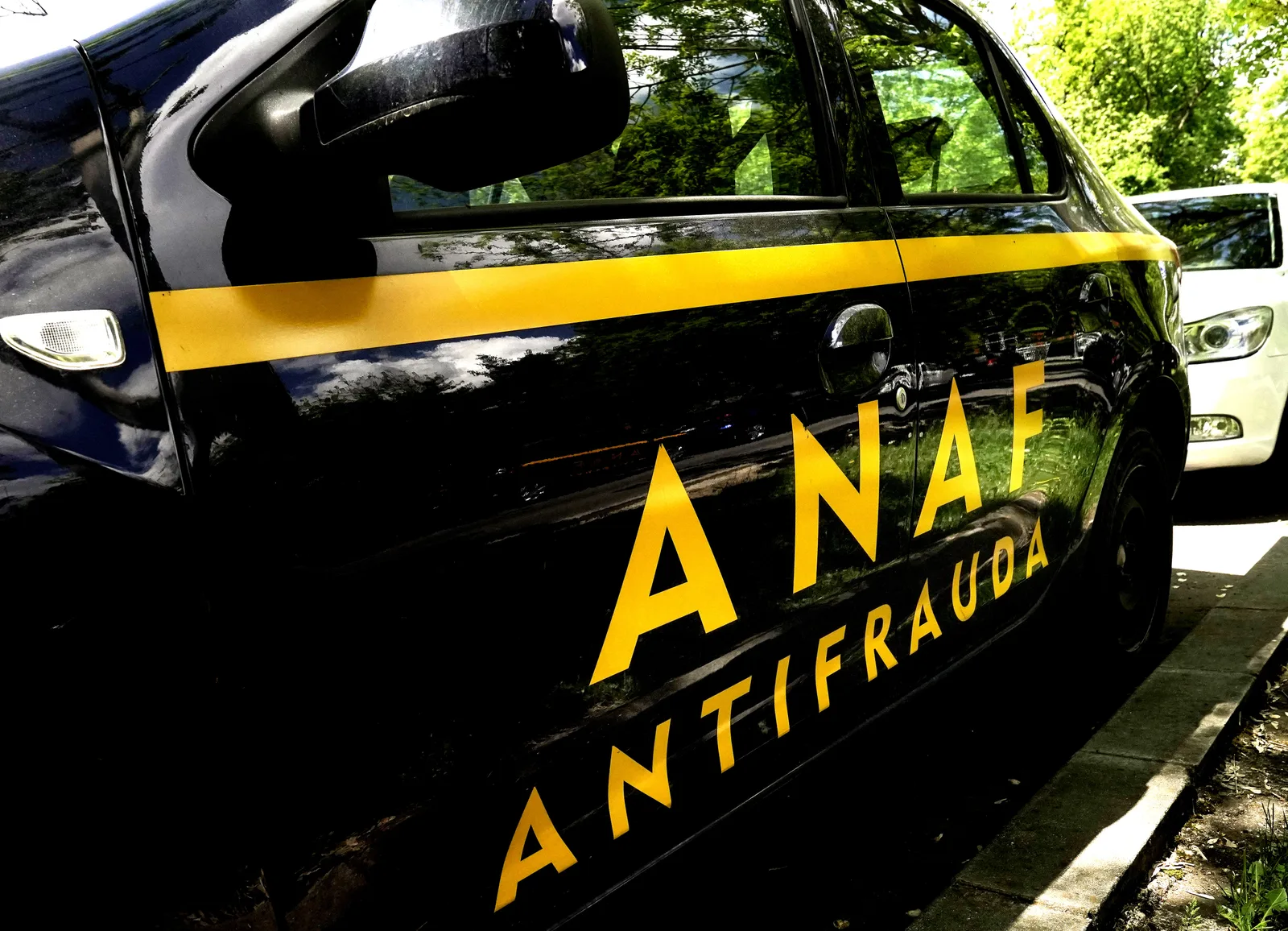 Mașină ANAF parcată, simbol al controalelor fiscale intensificate.