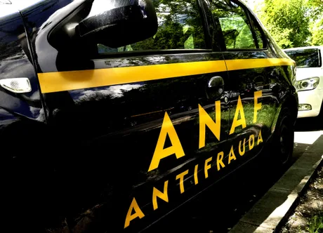 Mașină ANAF parcată, simbol al controalelor fiscale intensificate.