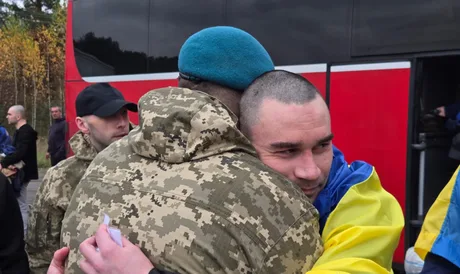 Îmbrățișări emoționante între foști prizonieri de război ucraineni și ruși.