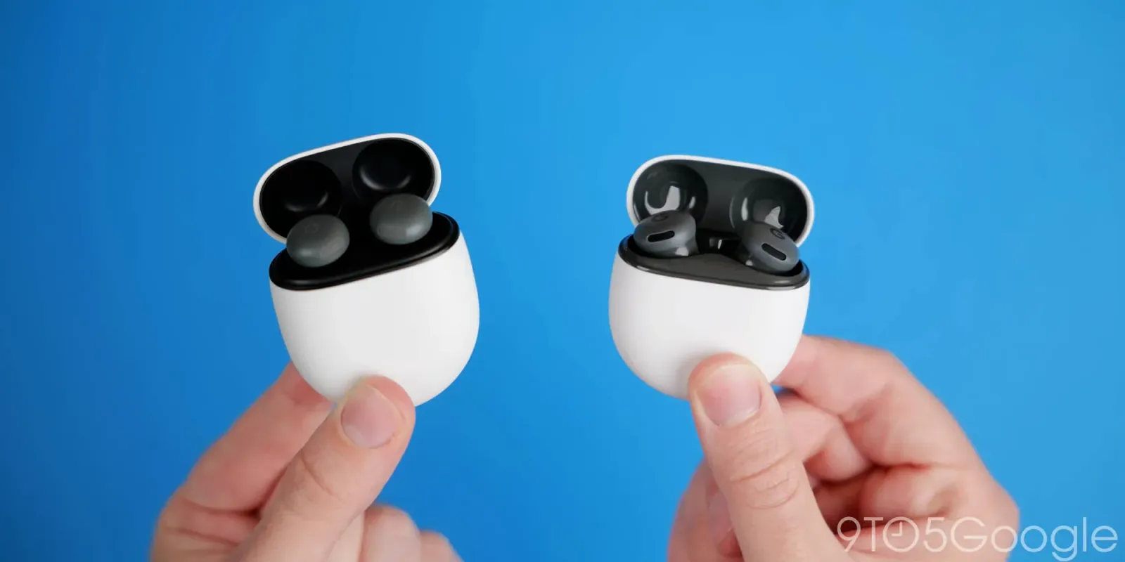Căști Pixel Buds Pro 2 și Pixel Buds 2a prezentate pe un fundal albastru.