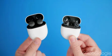 Căști Pixel Buds Pro 2 și Pixel Buds 2a prezentate pe un fundal albastru.