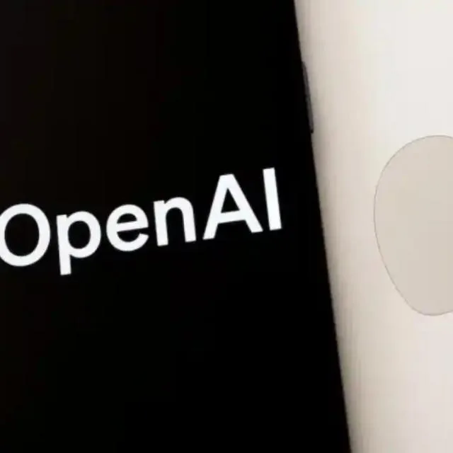 Logo OpenAI pe un fundal întunecat, simbolizând inovația în tehnologie.