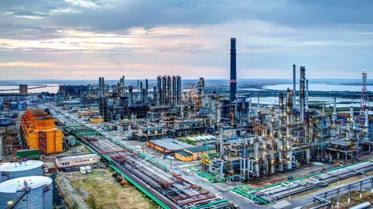 Vedere panoramică a unei rafinării Rompetrol în timpul apusului.