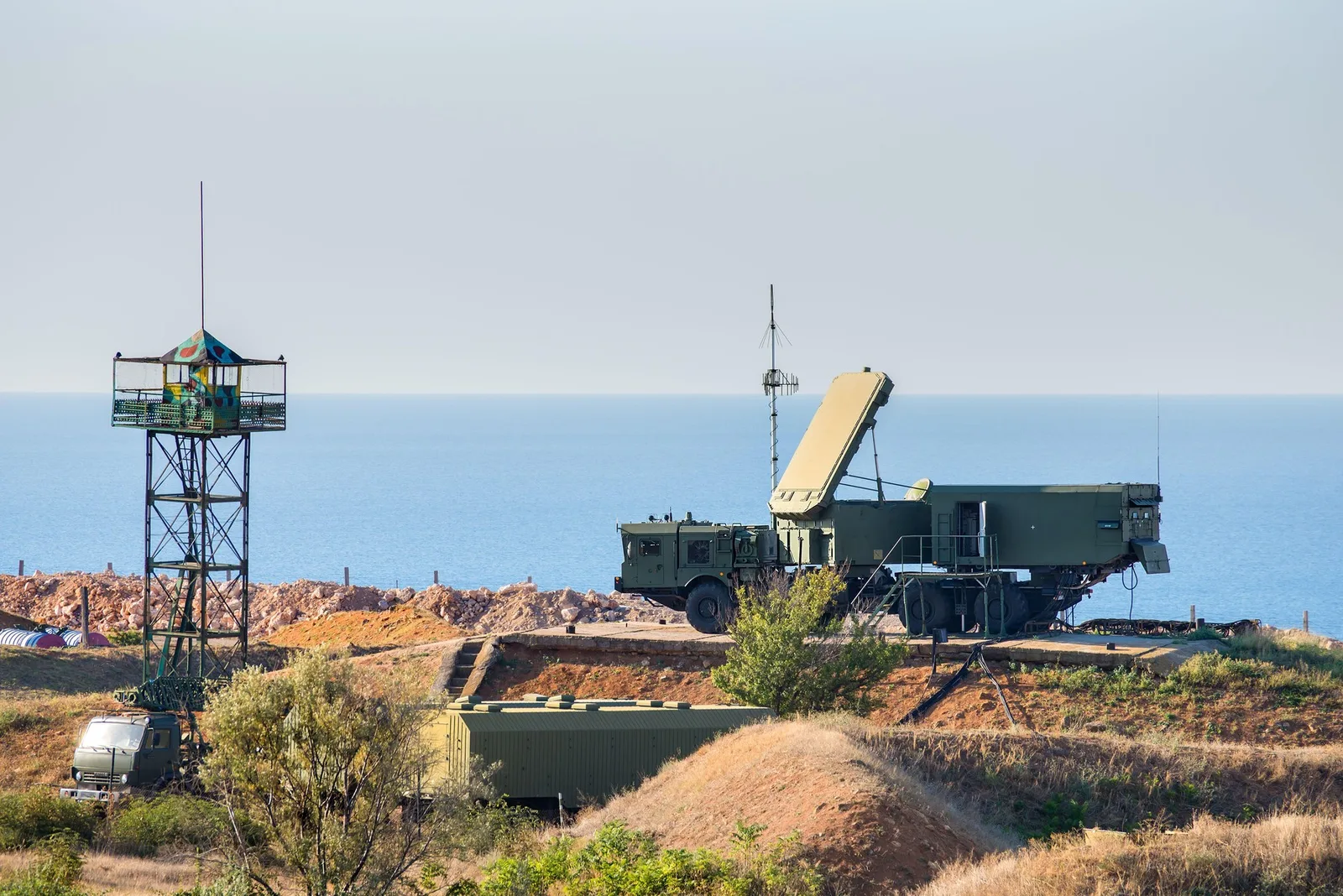 Sistem S-400 amplasat pe un teren cu vedere la mare.
