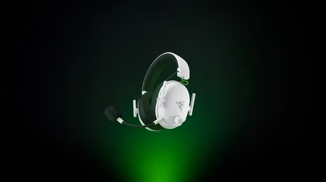 Cască wireless albă pentru gaming, design elegant și specificații avansate.