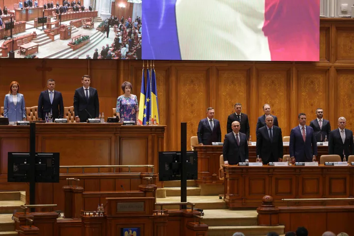 Reuniune a parlamentarilor români în sesiune extraordinară pentru discuții legislative importante.