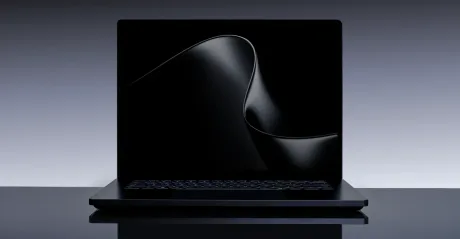 Laptop elegant cu design minimalist, pregătit pentru performanțe ridicate.
