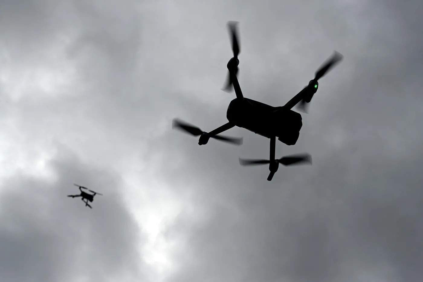Drone zburând pe un fundal de nori întunecați, simbolizând atacurile recente.