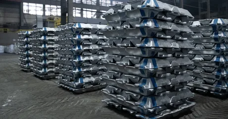 Stive de aluminiu în depozit, evidențiind creșterea prețurilor pe piață.