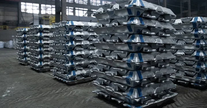 Stive de aluminiu în depozit, evidențiind creșterea prețurilor pe piață.