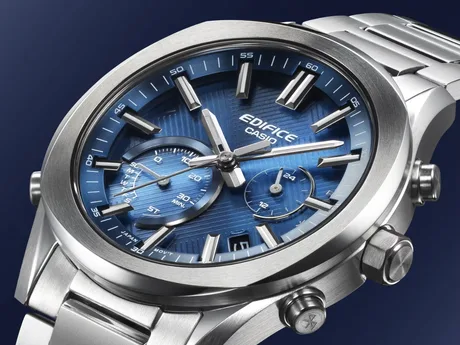Ceasul Edifice EQB-1300 cu cadran albastru și brățară din oțel inoxidabil.