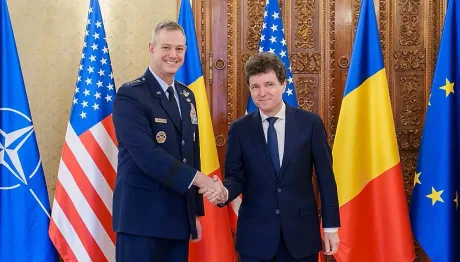 Nicușor Dan și oficial NATO discutând despre incidentul dronelor.