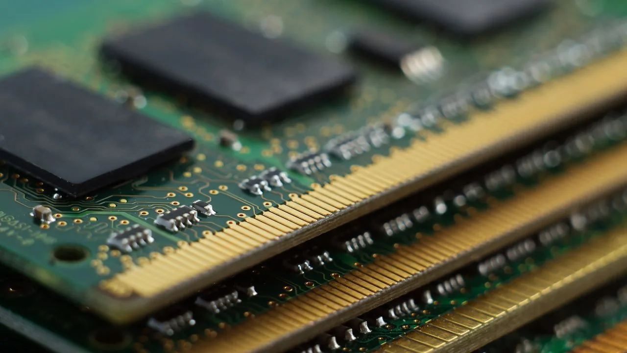 Cipuri RAM DDR4 pe un circuit imprimat, evidențiind tehnologia avansată.