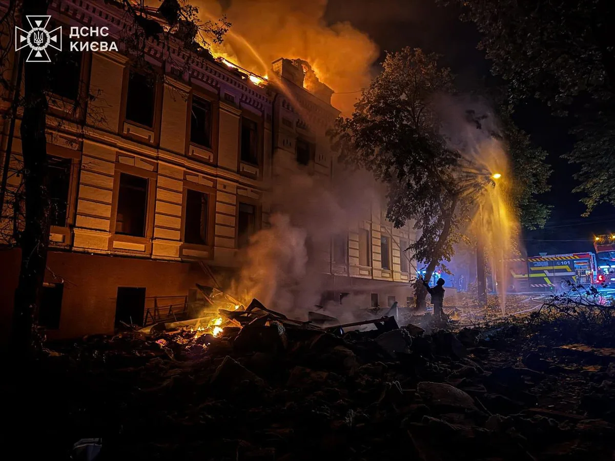 Incendiu devastator la o clădire din Kiev după atacurile aeriene.