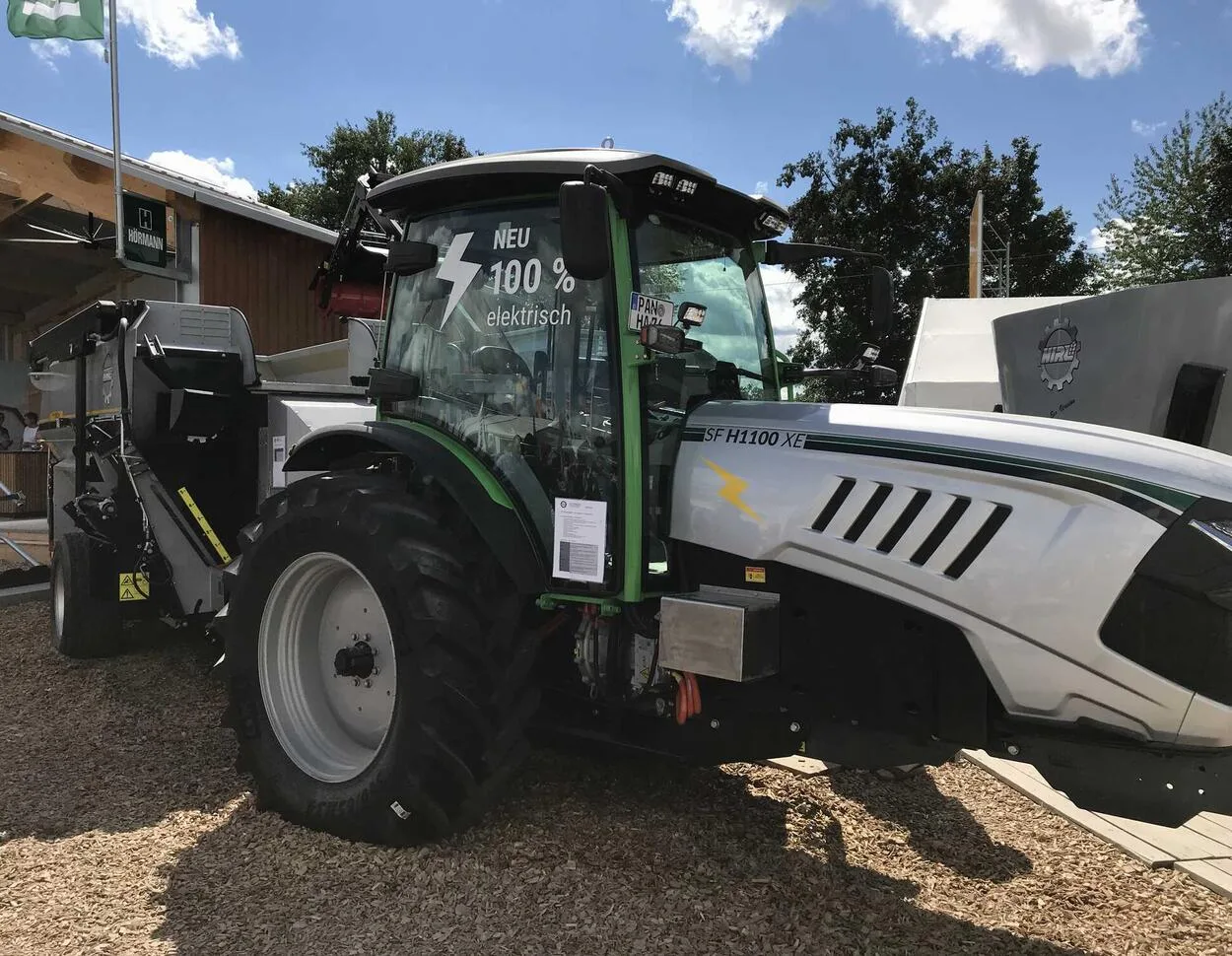 Tractor electric adaptat pentru furajare, cu mixer autopropulsat și baterie de 105 kWh.