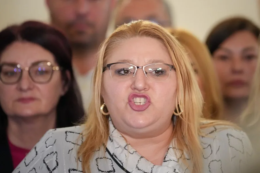 Diana Șoșoacă discutând în fața unui grup de oameni, exprimându-se cu intensitate.