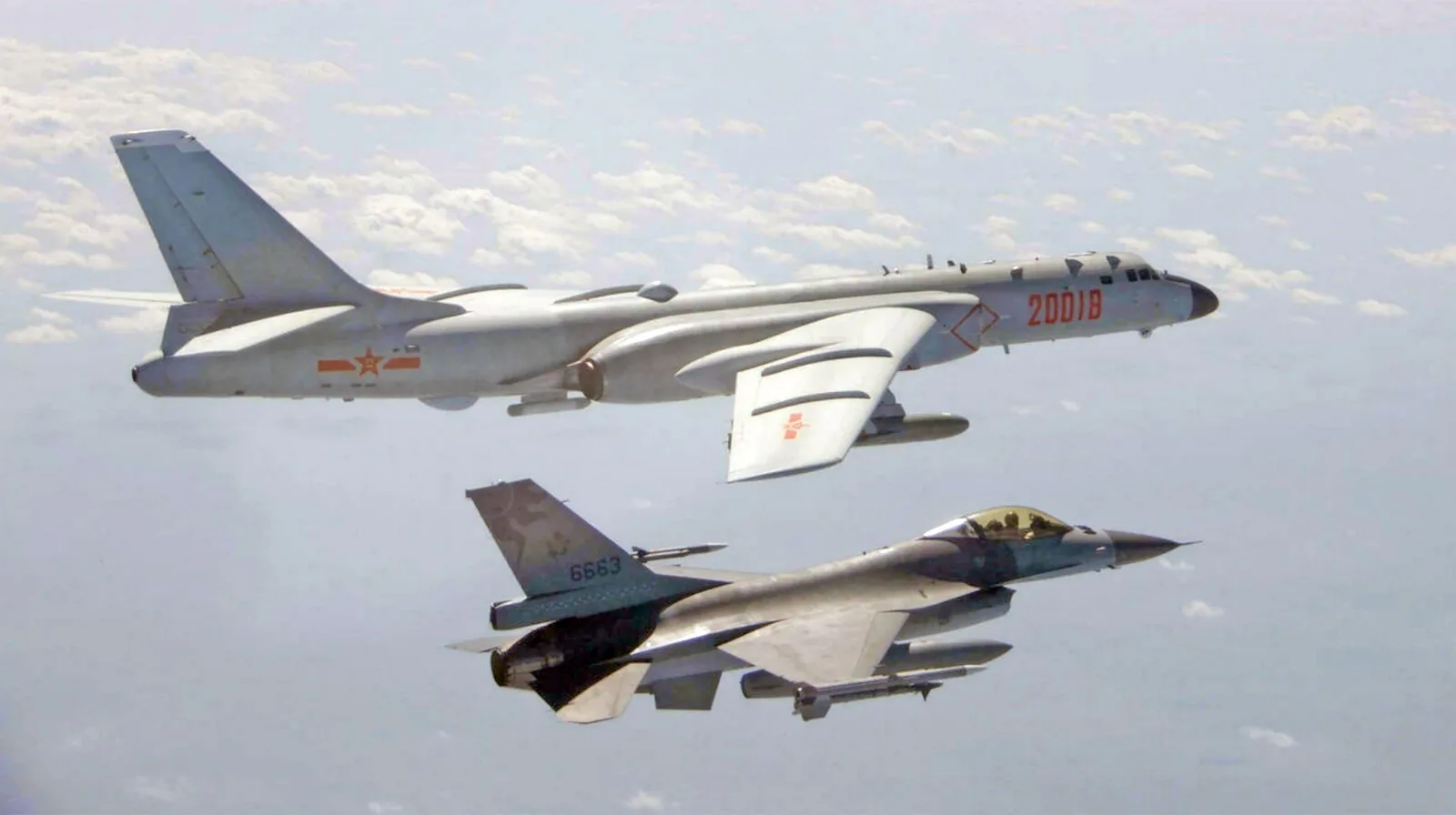 Avioane de luptă chineze zburând în apropierea Taiwanului, tensionând situația regională.