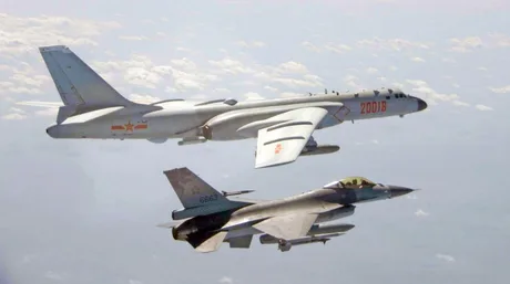 Avioane de luptă chineze zburând în apropierea Taiwanului, tensionând situația regională.