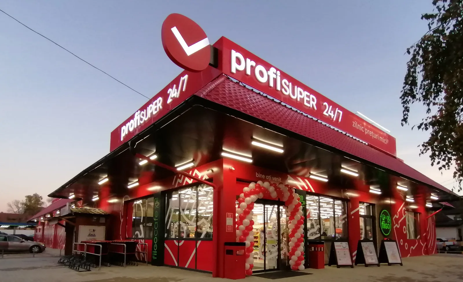 Magazin Profi cu decor festiv, deschis non-stop, în România.