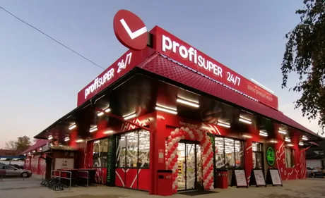 Magazin Profi cu decor festiv, deschis non-stop, în România.