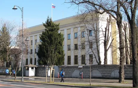 Clădirea Ambasadei Rusiei din București, cu steagul rusesc arborat.