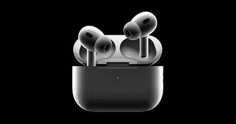 Casti wireless AirPods Pro cu design elegant si cutie de incarcare.