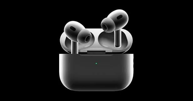 Casti wireless AirPods Pro cu design elegant si cutie de incarcare.