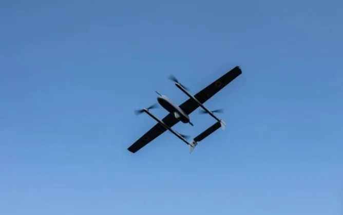 Dronă zburând pe un fundal albastru, incidentul ridică întrebări de securitate energetică.