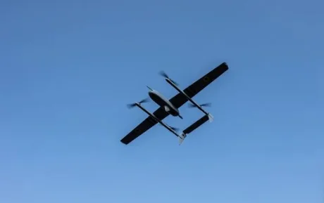 Dronă zburând pe un fundal albastru, incidentul ridică întrebări de securitate energetică.