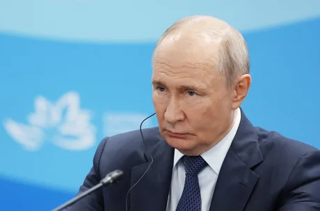 Vladimir Putin discută despre exporturile de țiței și criza de carburanți.