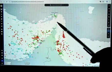 Harta navigației în Strâmtoarea Ormuz, evidențiind navele și rutele maritime.