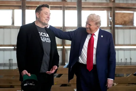 Elon Musk și Donald Trump discutând într-un cadru informal, cu zâmbete pe fețe.