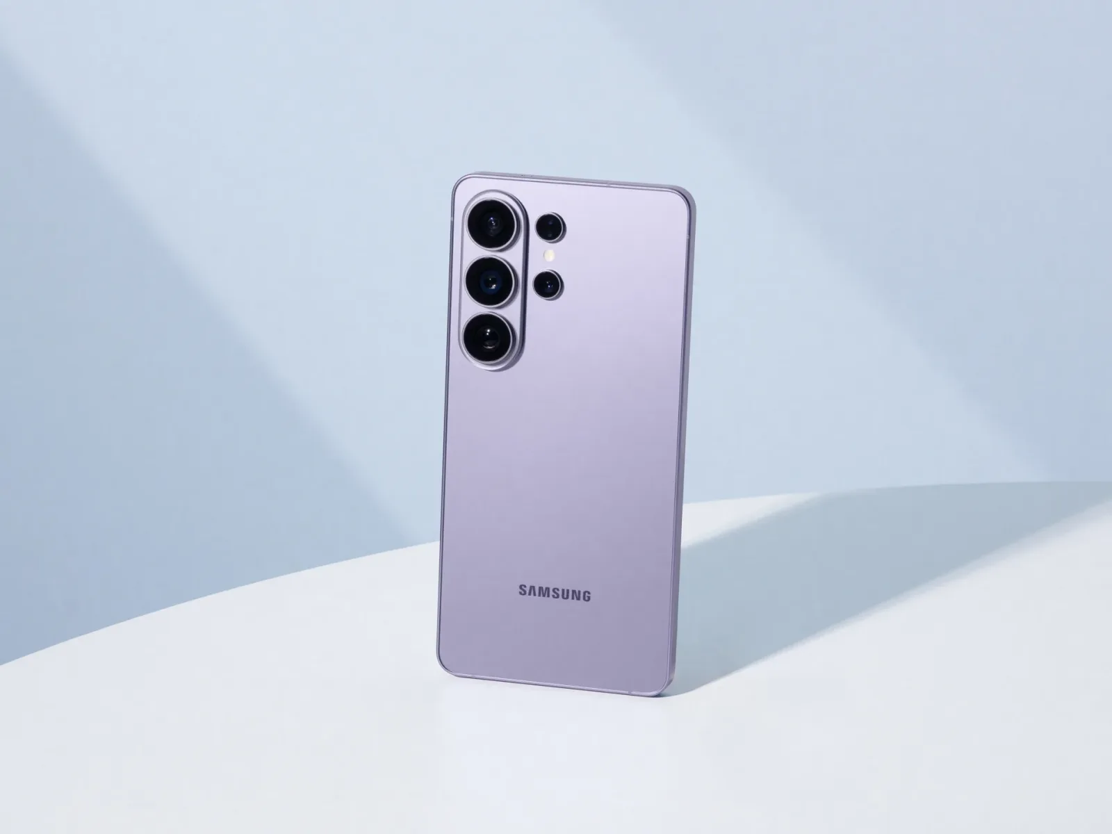 Telefon Samsung Galaxy F70 Pro 5G pe un fundal minimalist.