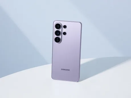 Telefon Samsung Galaxy F70 Pro 5G pe un fundal minimalist.