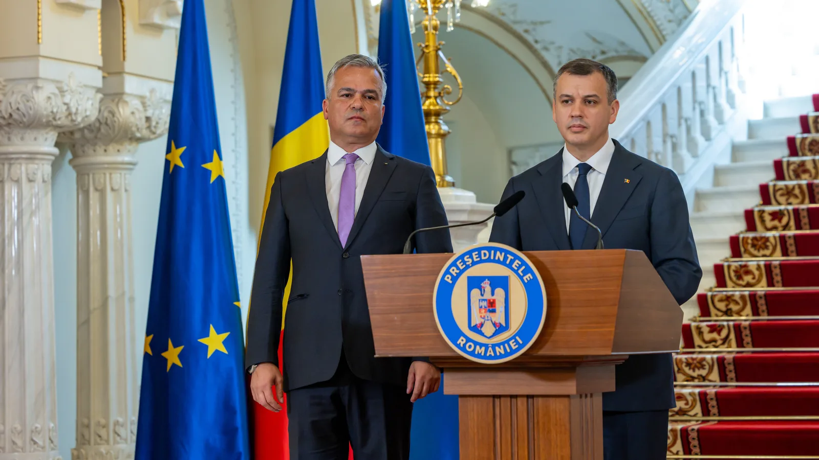 Eugen Tomac și Adrian Veștea discută despre voturile necesare pentru învestirea guvernului.