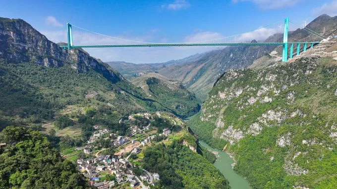 Podul Huajiang Grand Canyon, impresionant și înalt, oferă priveliști spectaculoase.