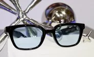Ochelari moderni fără display, cu cameră și LED-uri pentru semnalizare.