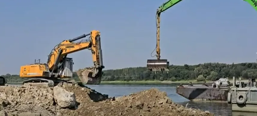 Lucrări pe malul Dunării pentru gestionarea debitelor reduse de apă.