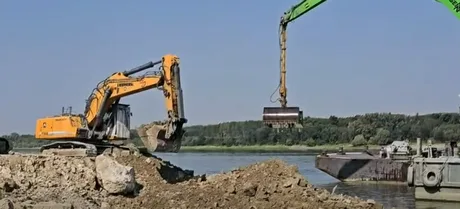 Lucrări pe malul Dunării pentru gestionarea debitelor reduse de apă.