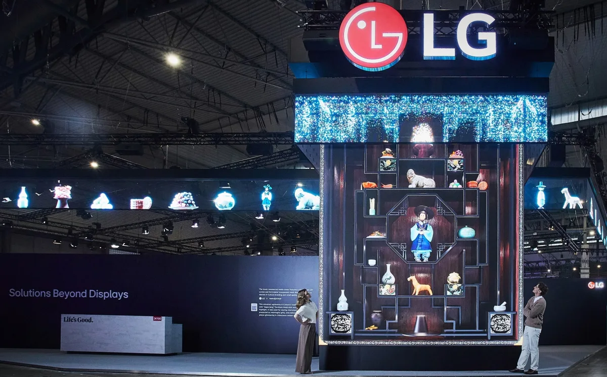 Standul LG cu soluții integrate pentru diverse industrii.