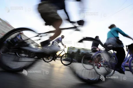 Ciclism urban în mișcare, oameni pe biciclete în oraș.
