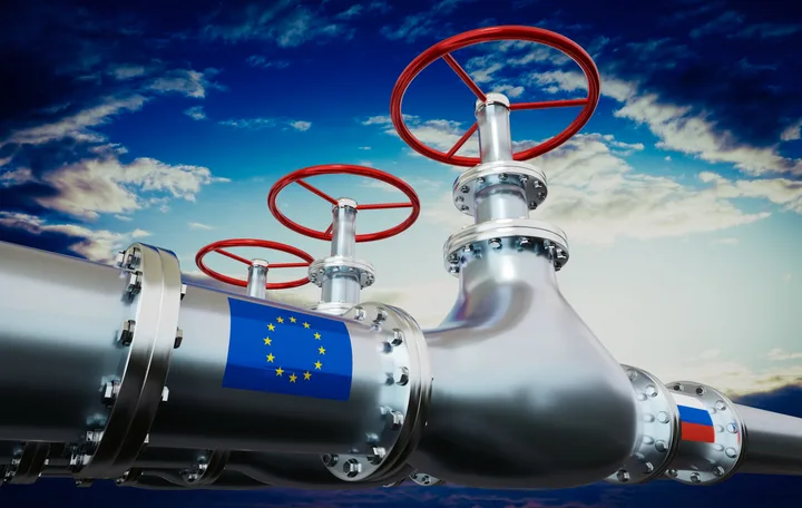 Conducte de gaze cu valve roșii și steagul Uniunii Europene.